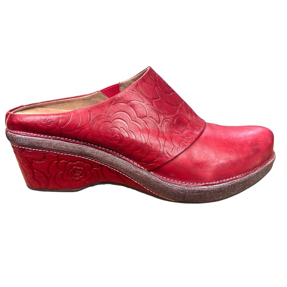 L’artiste By Springstep Bande Red Leather Empossed Clogs Size 39 US 8.5